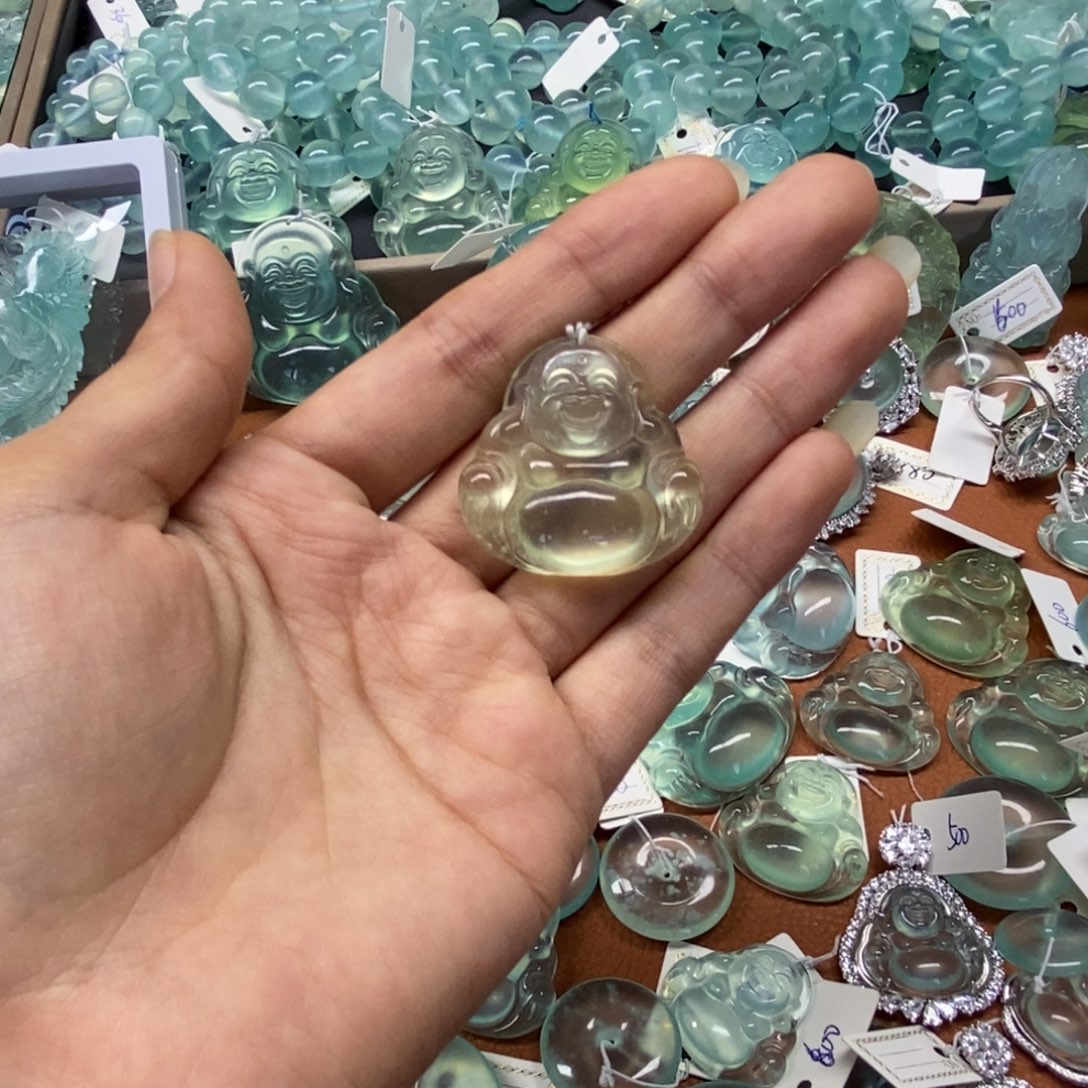 乔***娇蛇纹石玉未镶嵌颈饰