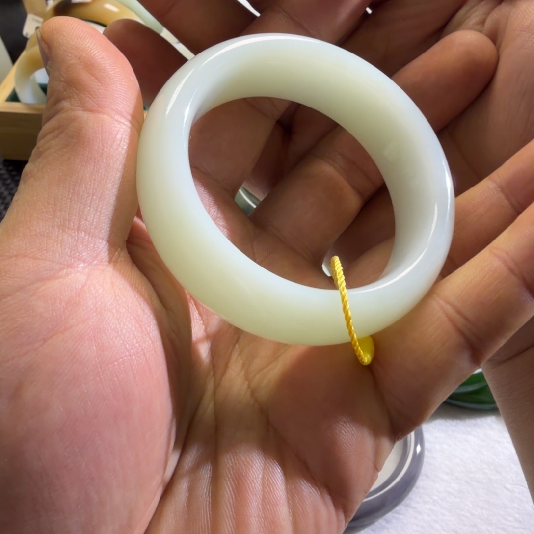 和田玉未镶嵌手镯