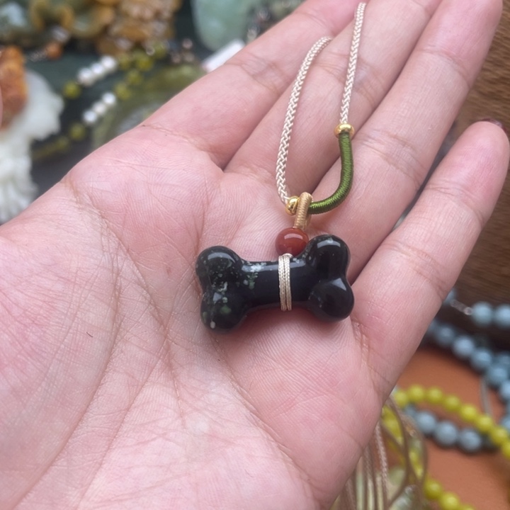 蛇纹石玉吊坠合金