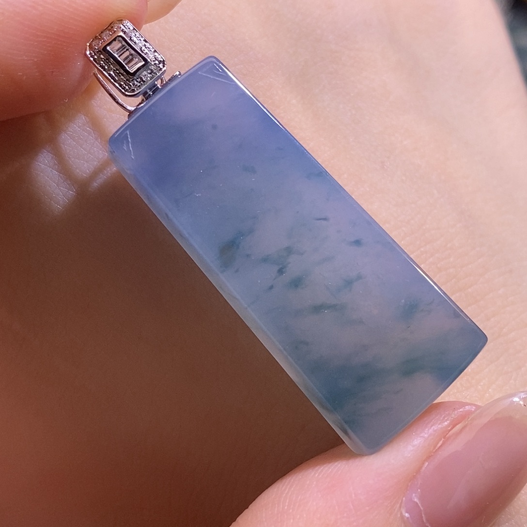 翡翠18K金镶嵌颈饰无事牌