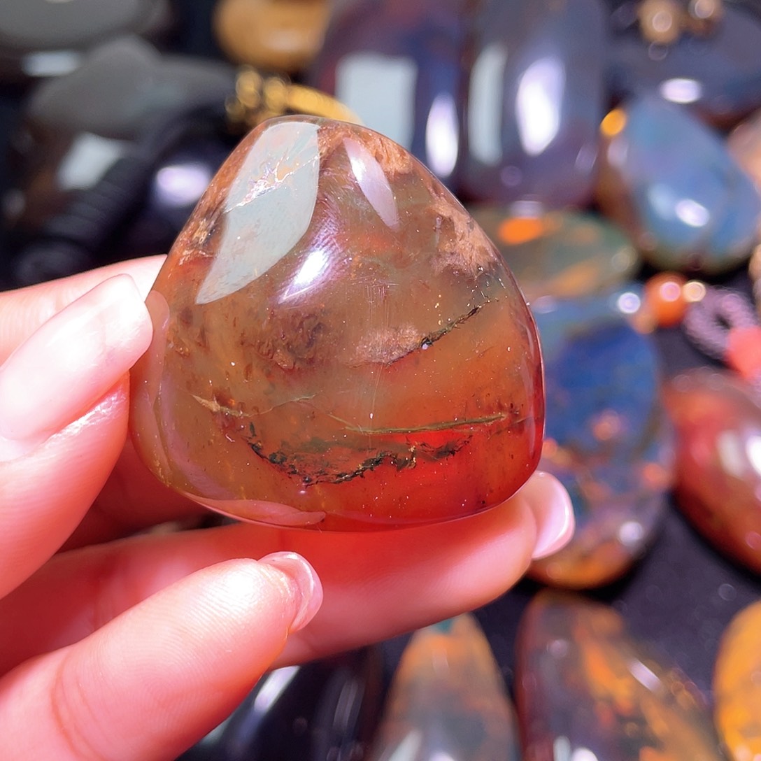 琥珀裸石未镶嵌！