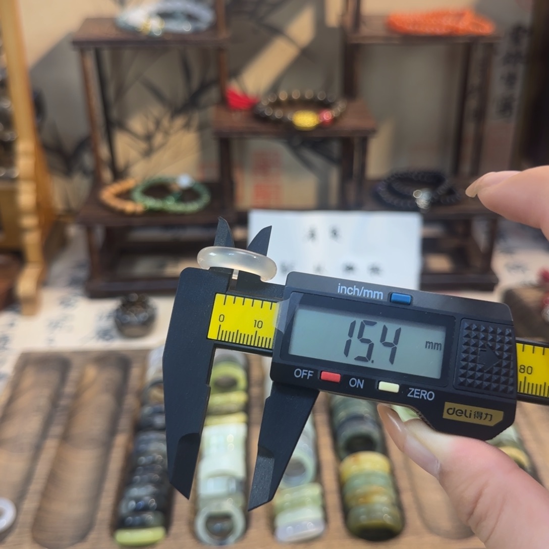 蛇纹石玉颈饰合金