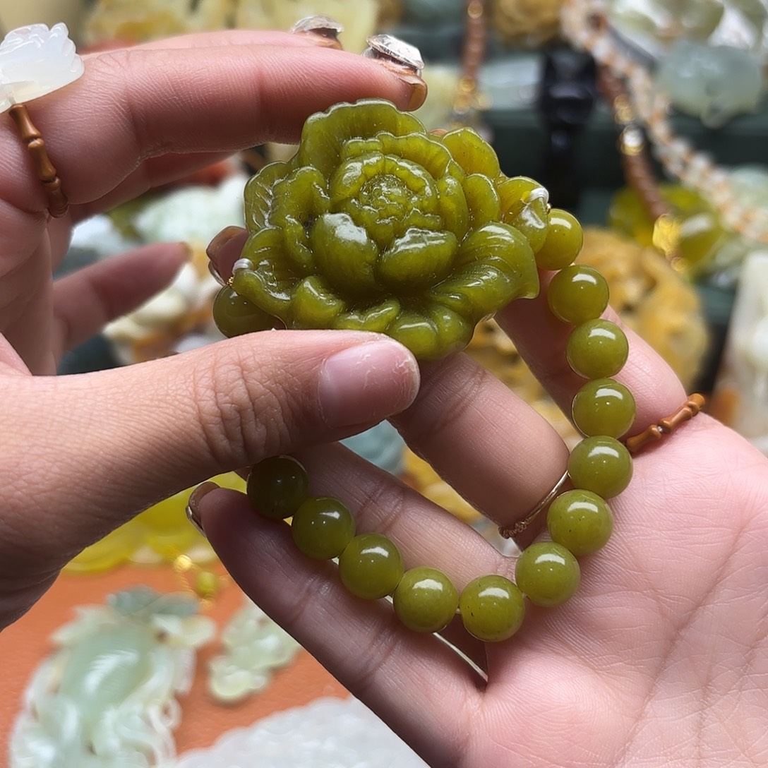 蛇纹石玉未镶嵌吊坠