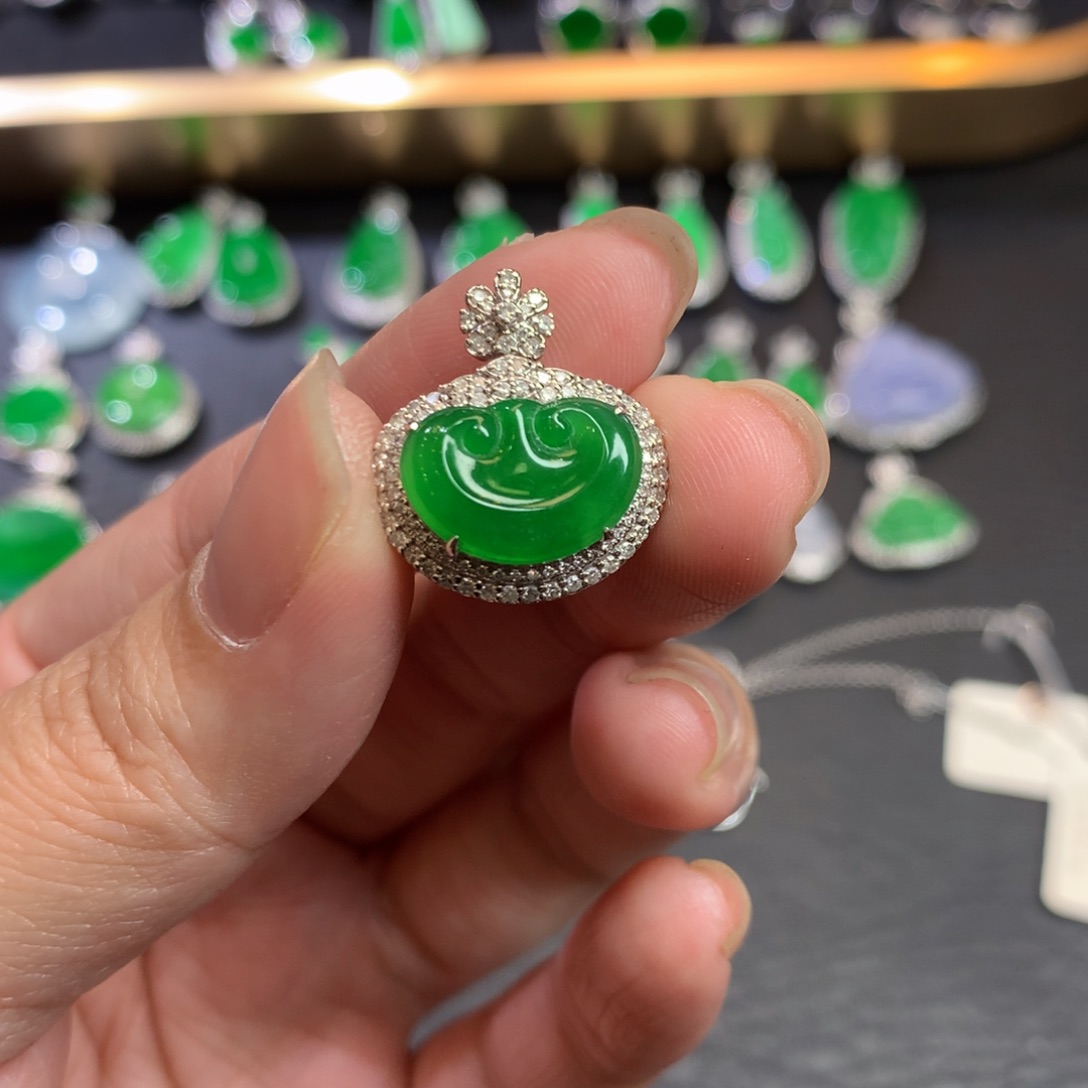 翡翠吊坠(不含链)18K金镶嵌