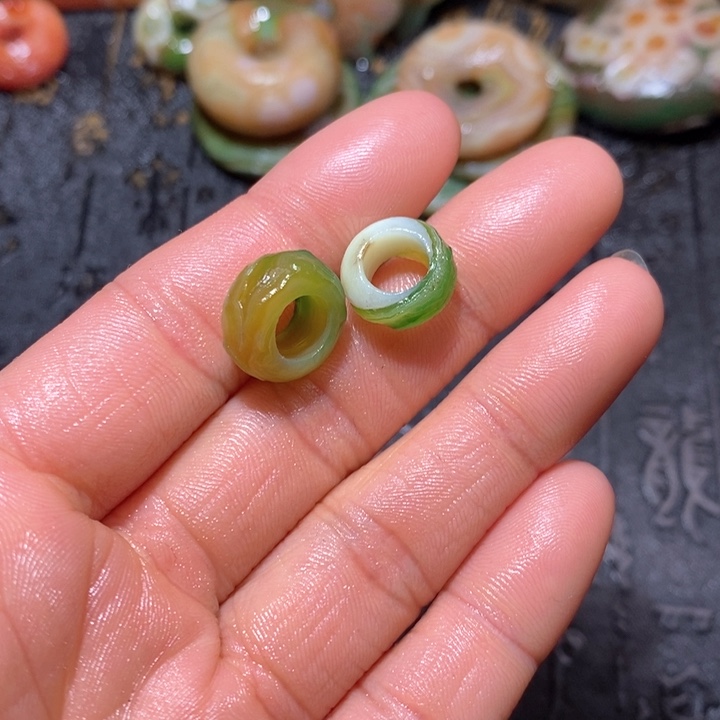 石英质玉颈饰未镶嵌小*五