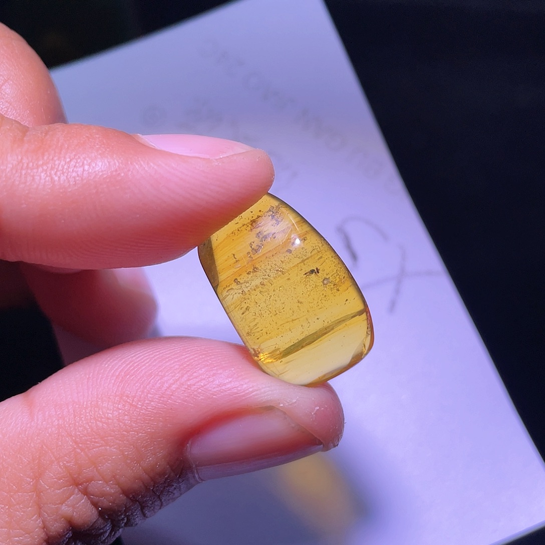 琥珀裸石未镶嵌，