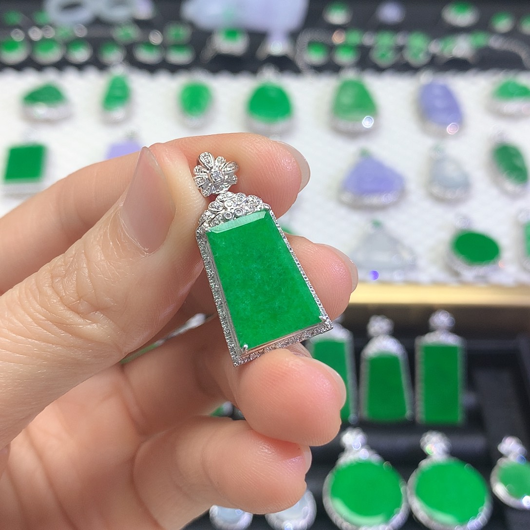 颈饰18K金镶嵌翡翠吊坠