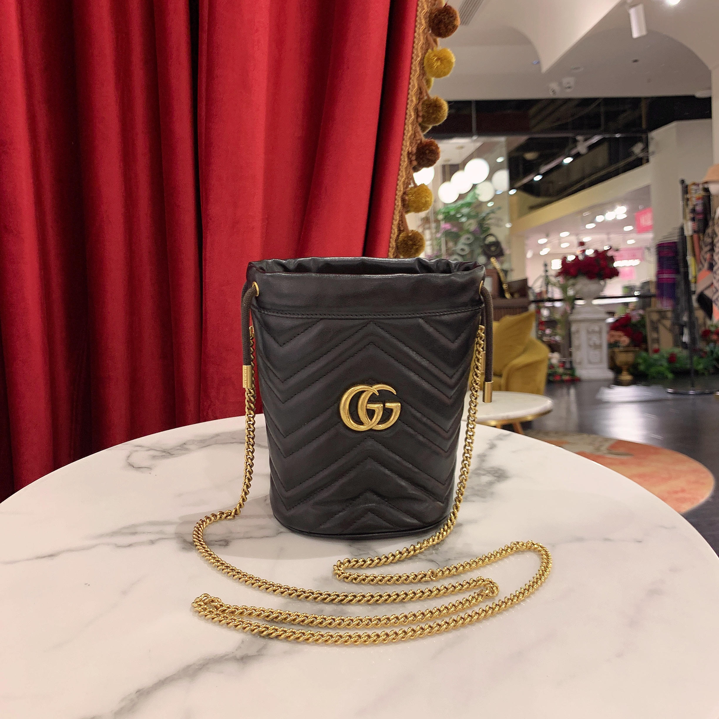 95新 GUCCI/古驰 GGS古驰马蒙水桶黑色金扣牛皮单肩包/77663354