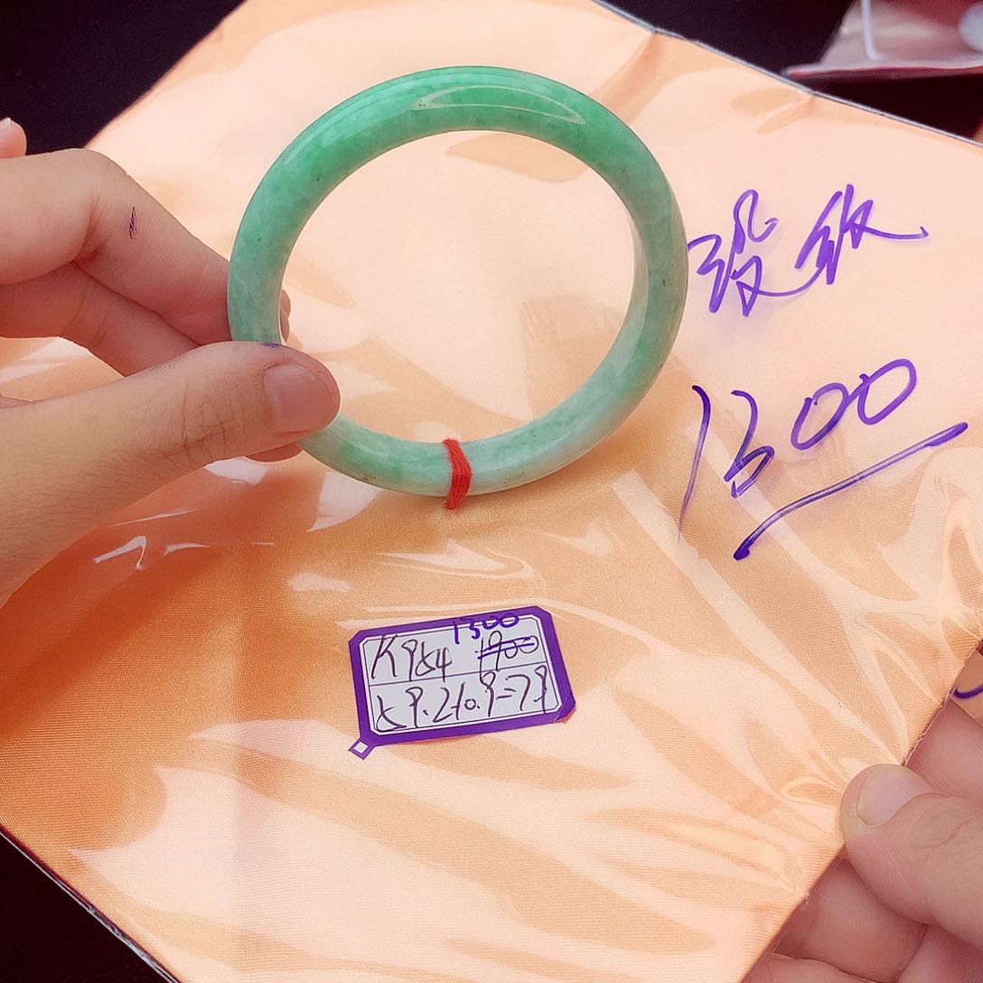 翡翠手镯未镶嵌翡翠