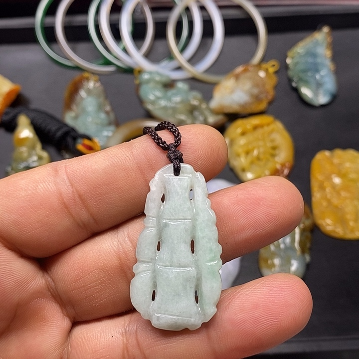 颈饰未镶嵌翡翠挂件