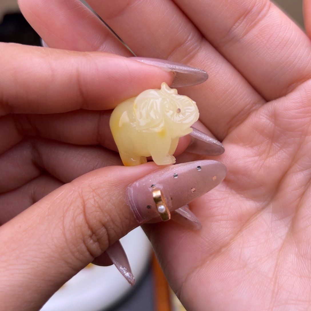 琥珀未镶嵌裸石浓白蜡大象