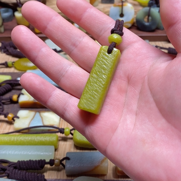 蛇纹石玉挂件未镶嵌