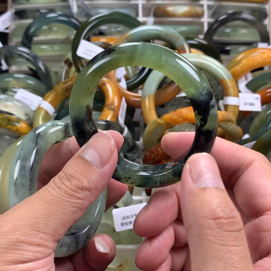 蛇纹石玉手镯未镶嵌