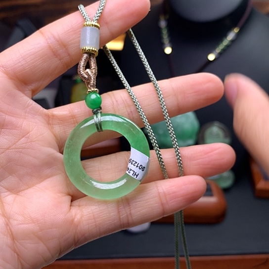 翡翠吊坠(赠链)未镶嵌