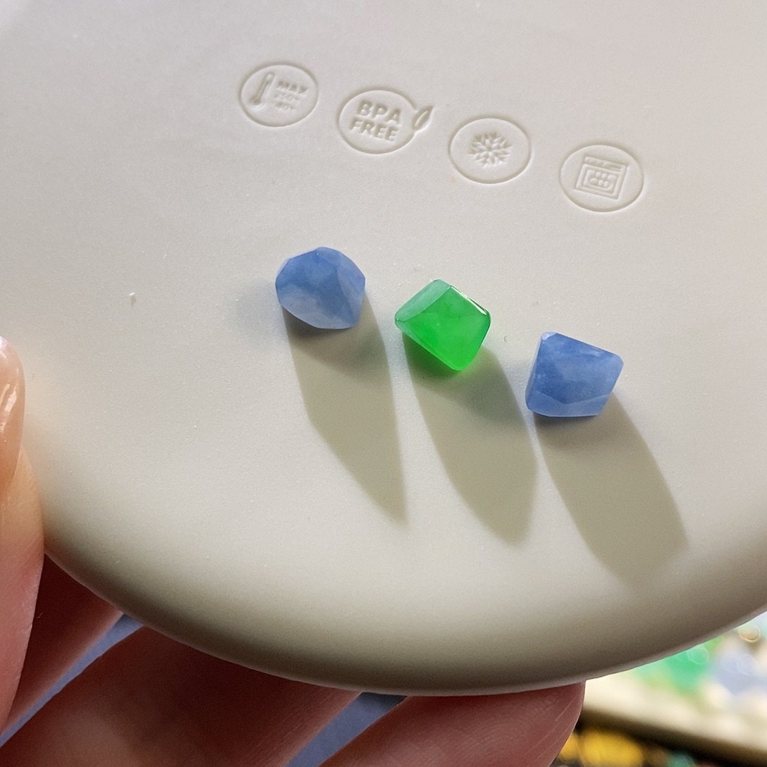 翡翠未镶嵌挂件随行三颗