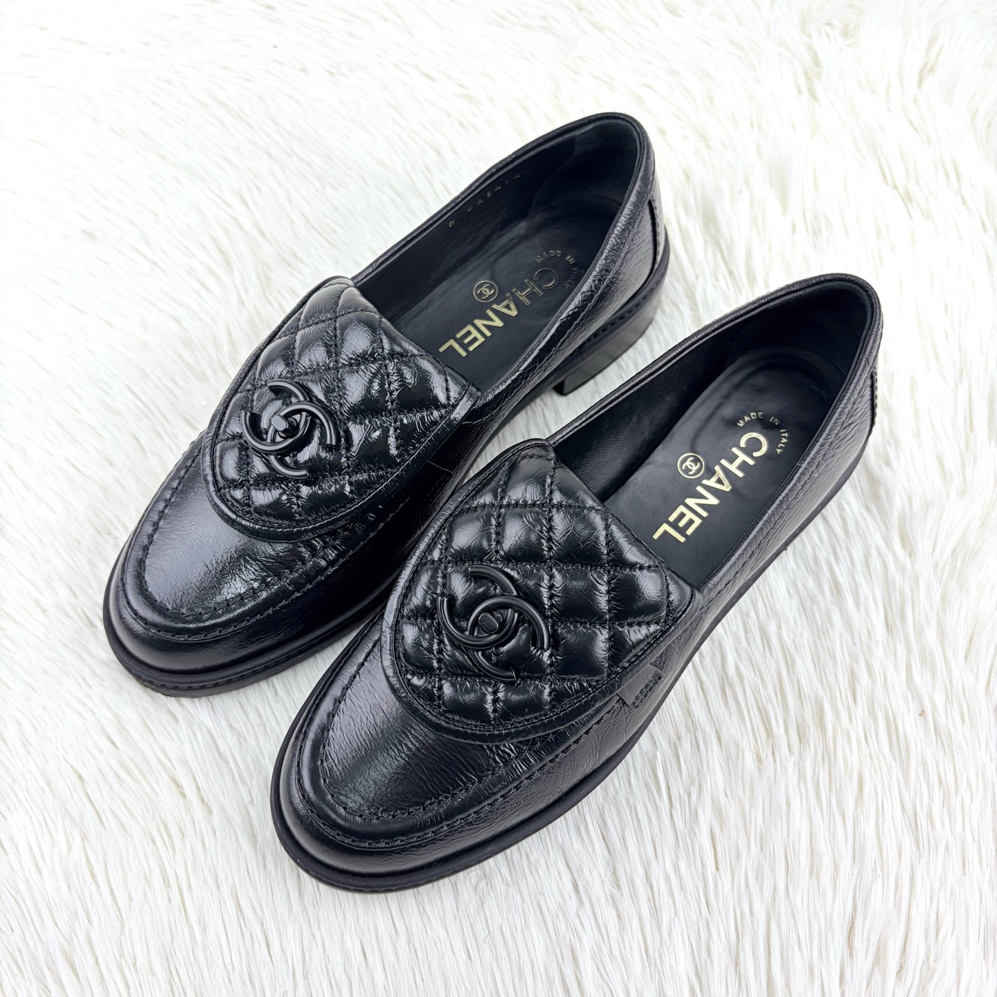 99新 Chanel/香奈儿 黑色油蜡皮书包扣乐福鞋38.5码 咩