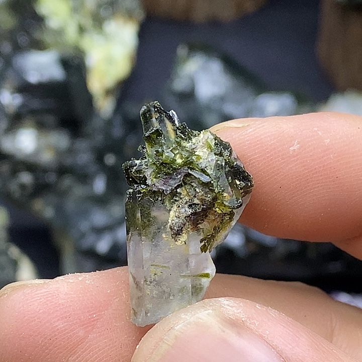 有机玻璃巴基斯坦绿莲石水晶共生99