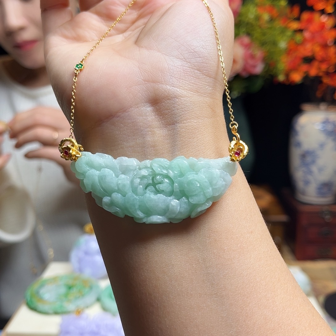 翡翠颈饰未镶嵌牡丹