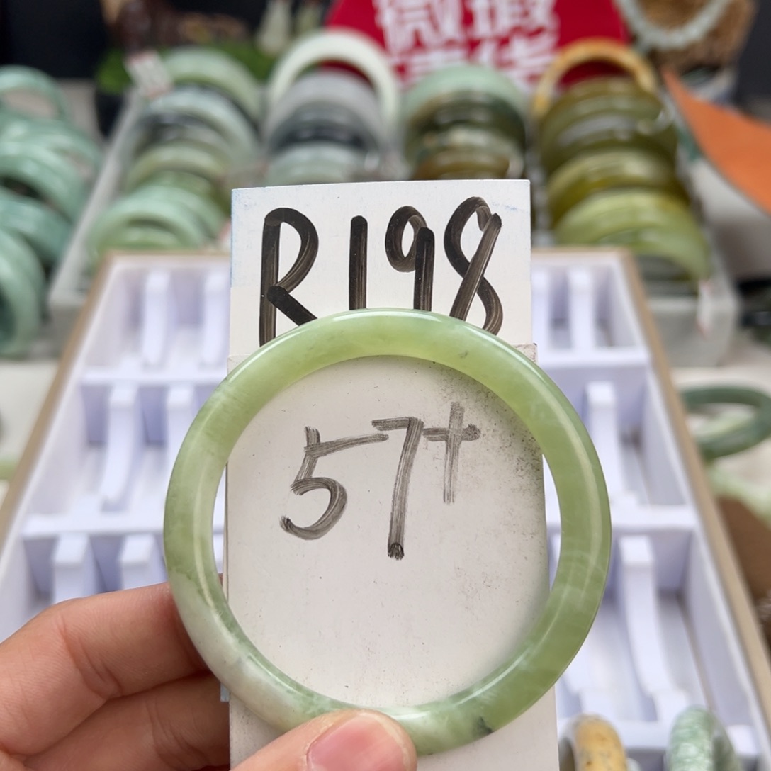 岫玉手镯未镶嵌天然岫玉微瑕，可以正常佩戴