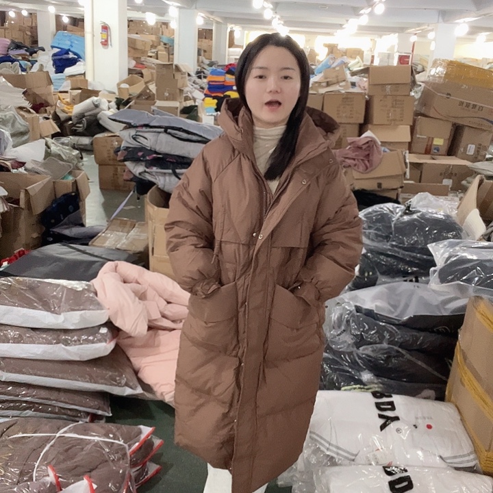 咖色长款外套。 s120