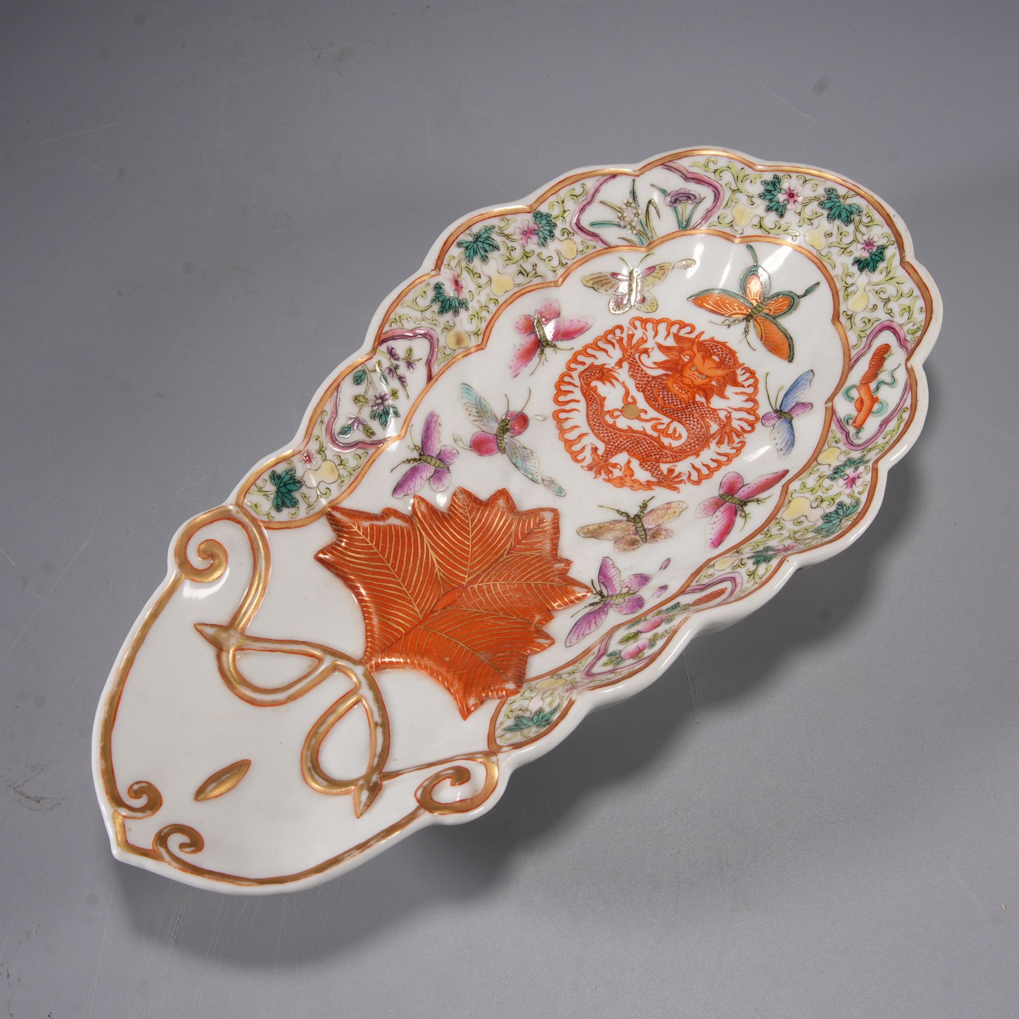 h740/清光绪 粉彩蝴蝶龙纹海棠盘（官窑）【华豫之门甄选】