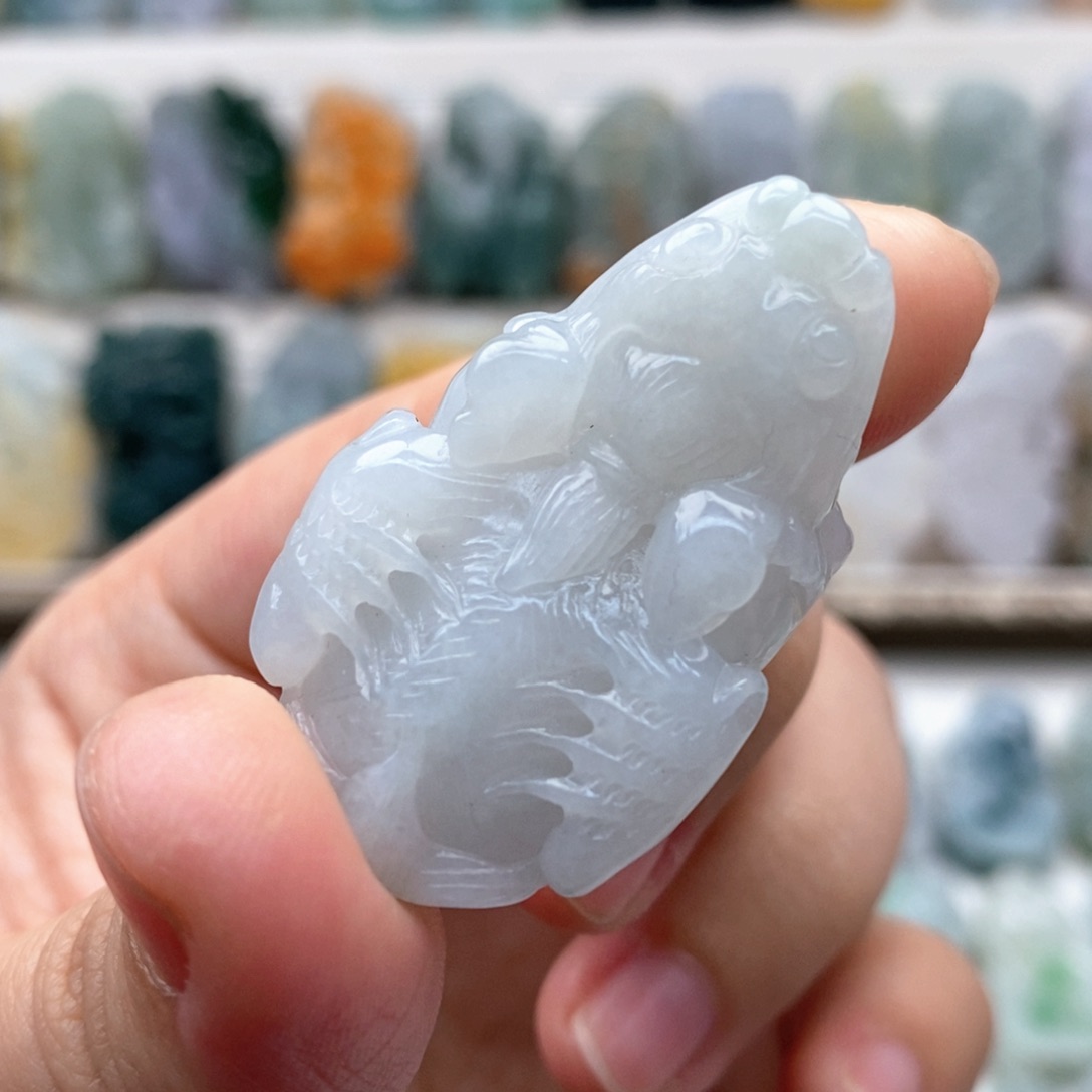 翡翠吊坠(赠链)未镶嵌口含珠