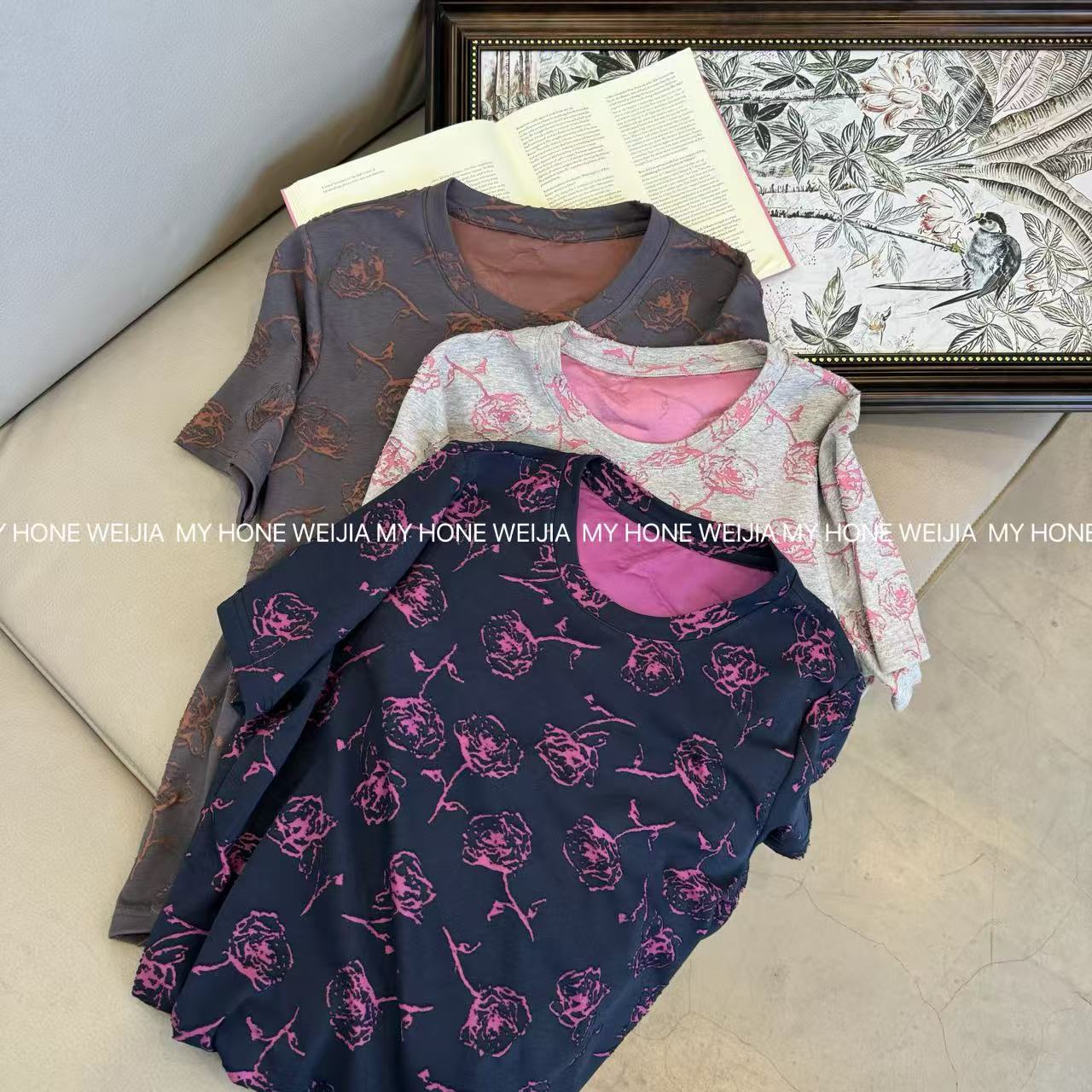 【WJ】春款 81126 超显韵味暗调玫瑰印花短袖上衣（3-6）