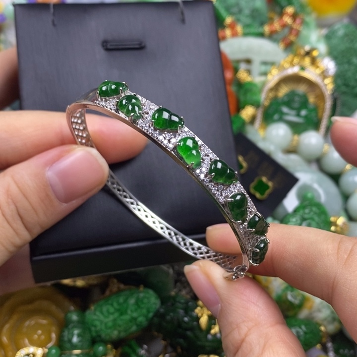 翡翠未镶嵌吊坠(赠链)