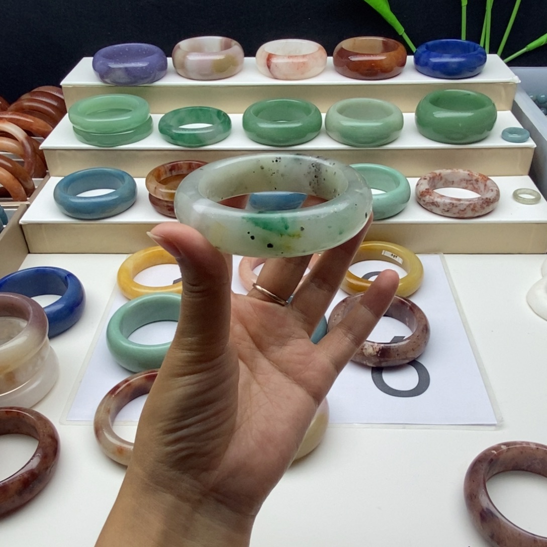 石英岩玉未镶嵌手镯