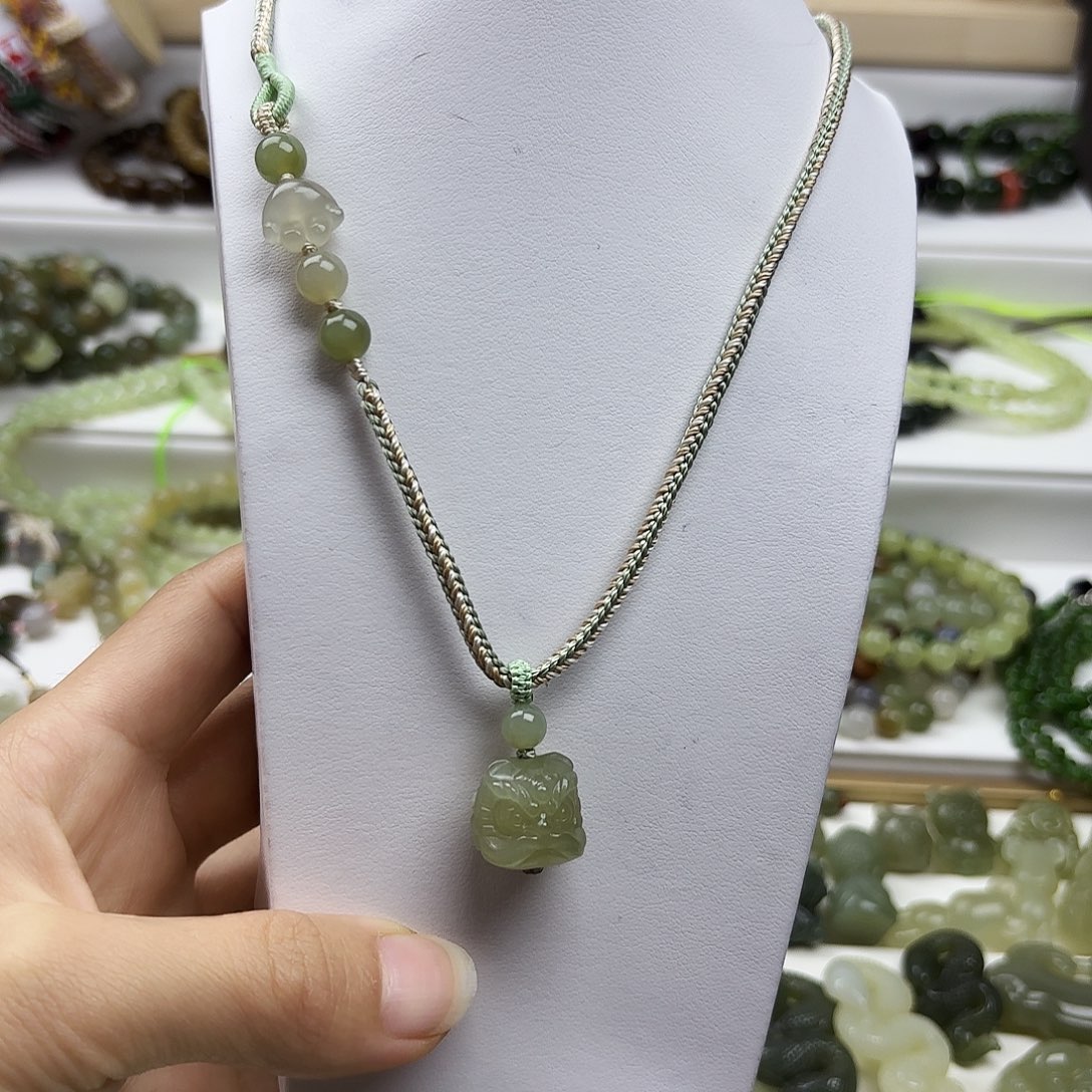 和田玉颈饰未镶嵌醒狮项链