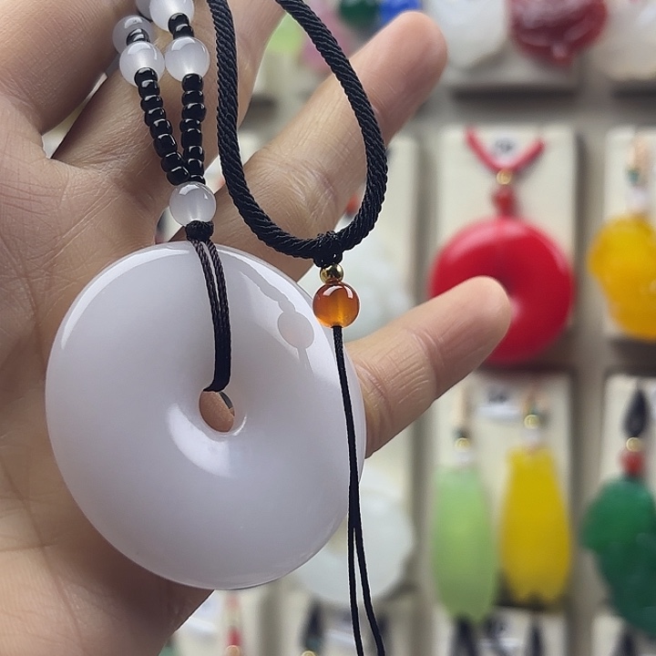 知***途石英质玉未镶嵌颈饰