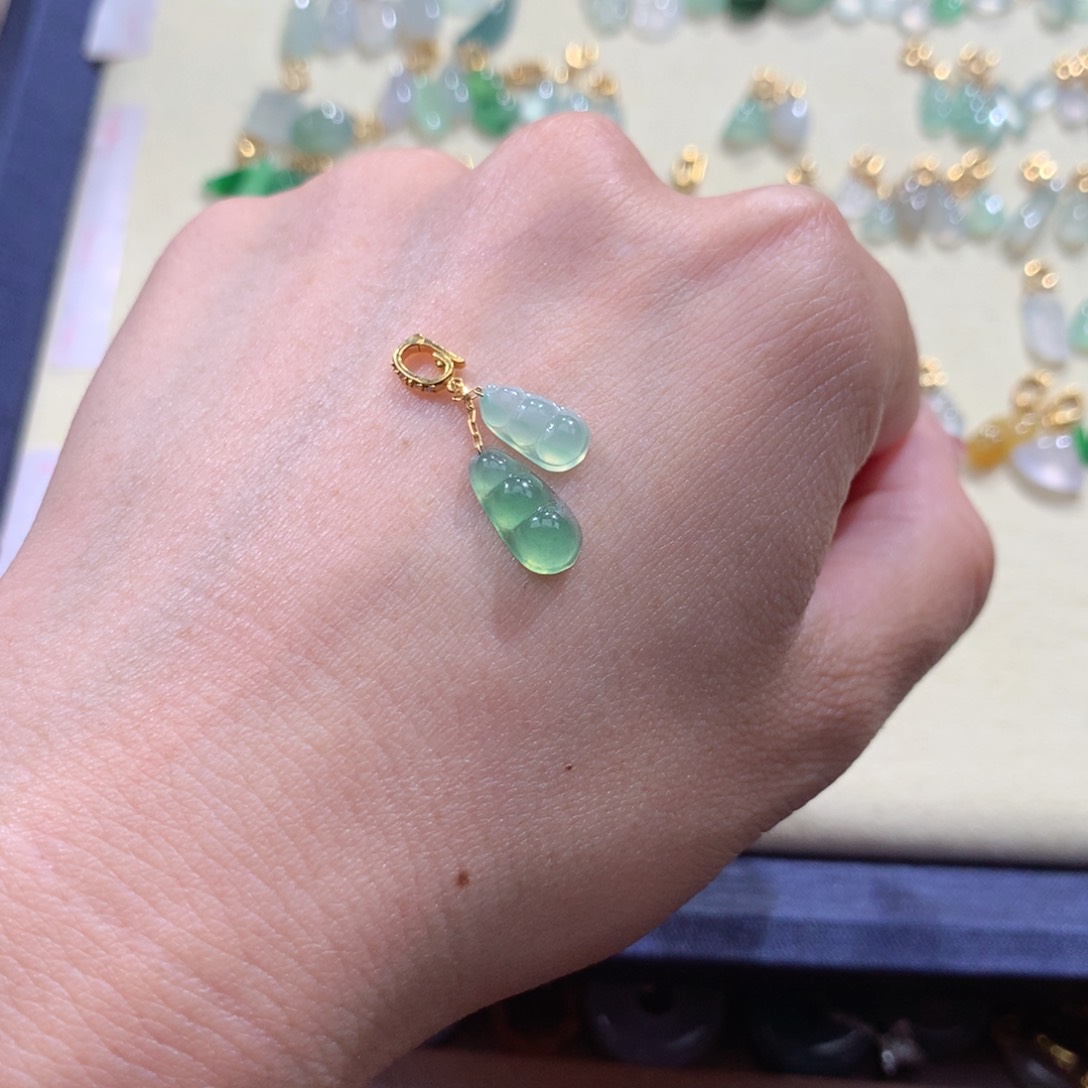 上****翡翠18K金镶嵌颈饰翡翠