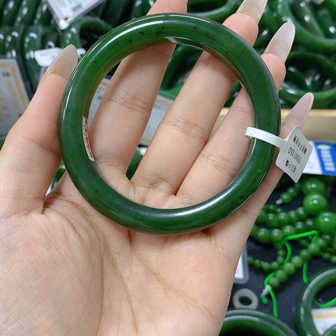 茗***菲未镶嵌手链和田玉