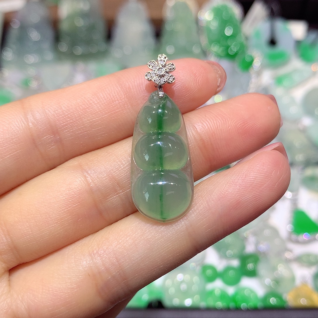 翡翠18K金镶嵌颈饰豆