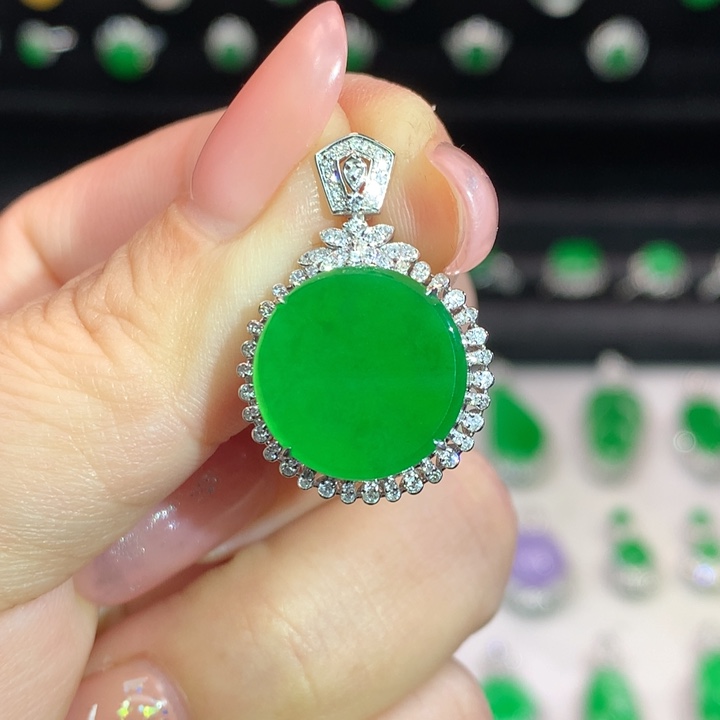 翡翠吊坠(不含链)18K金镶嵌大**宝