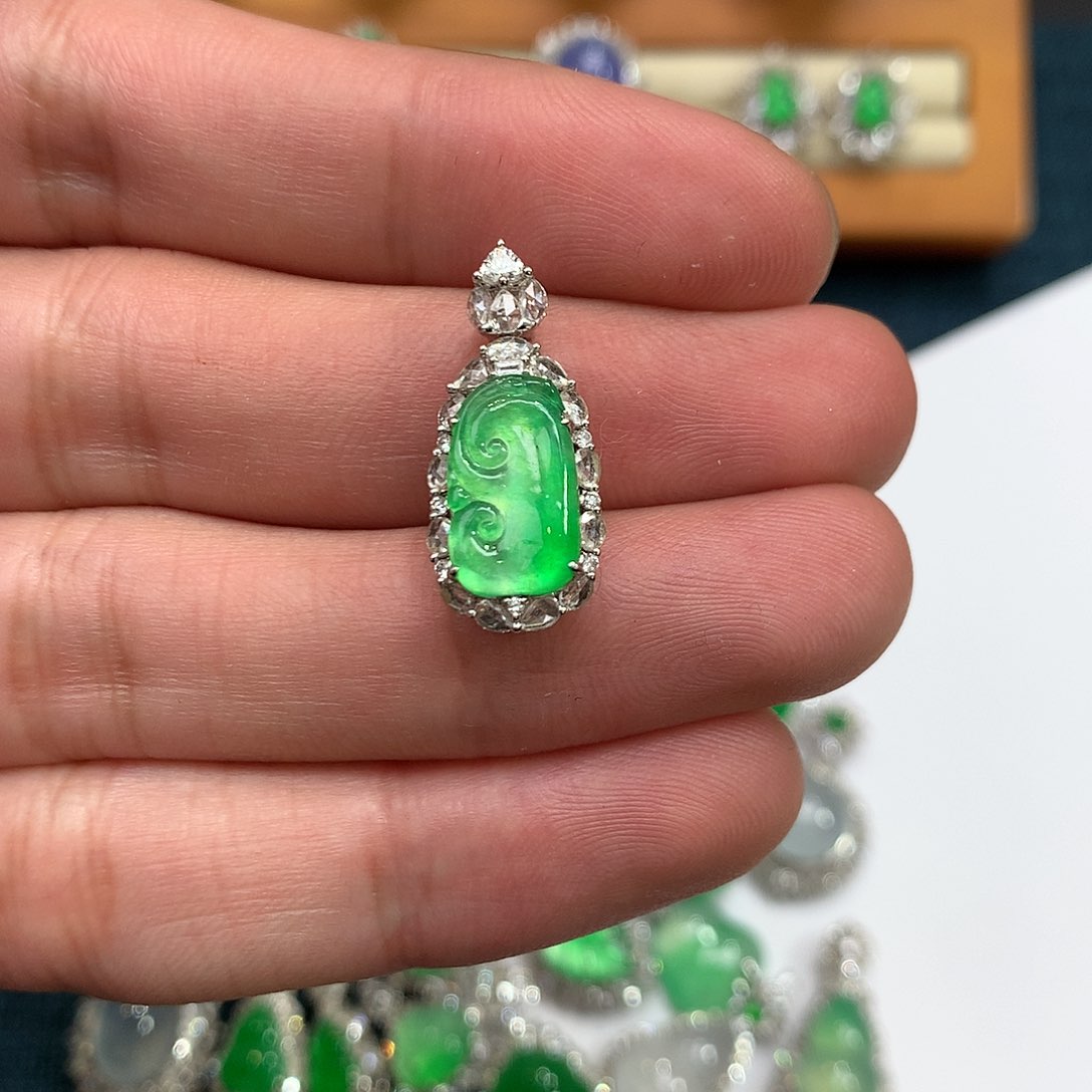 翡翠吊坠(不含链)18K金镶嵌绿如意