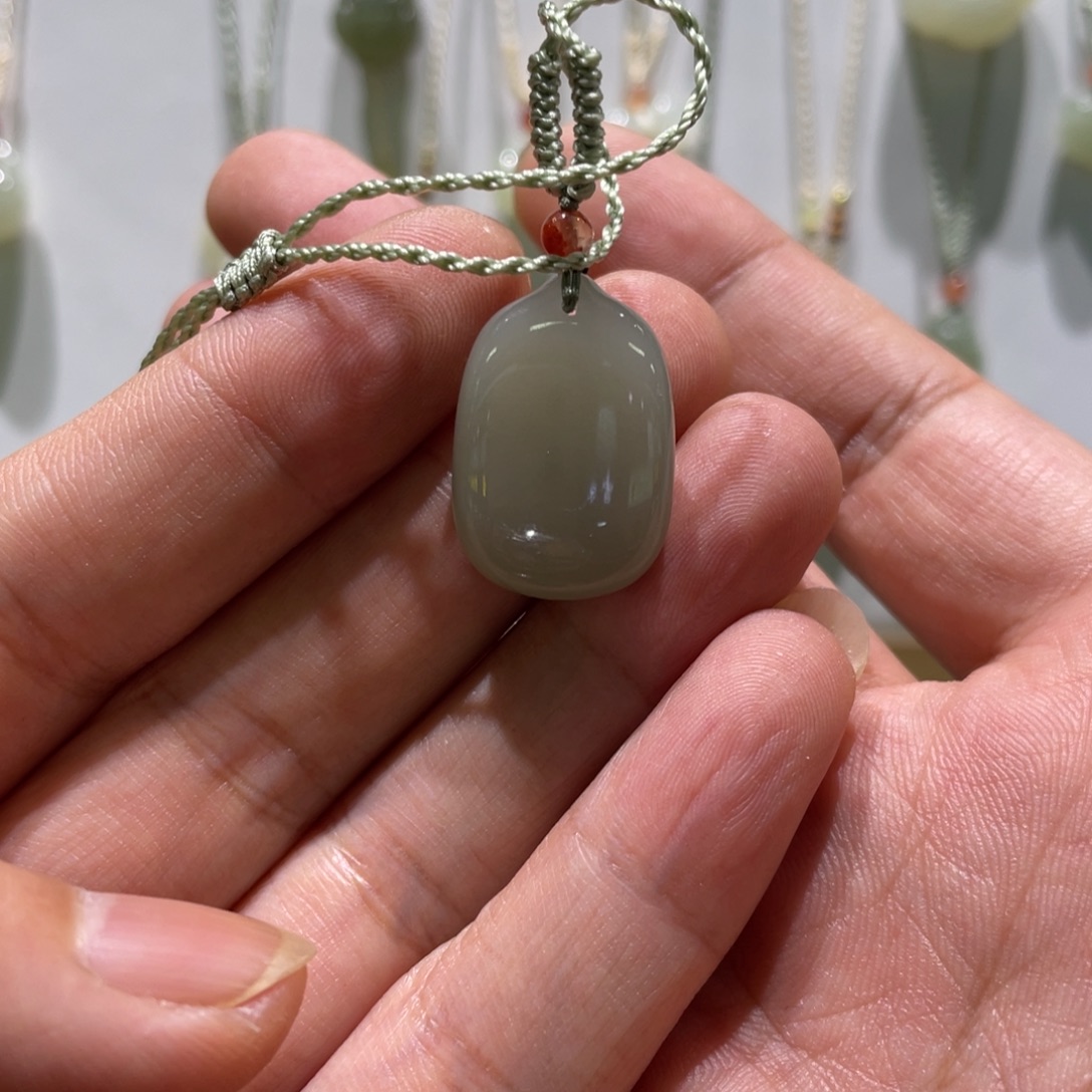 和田玉未镶嵌颈饰无事牌