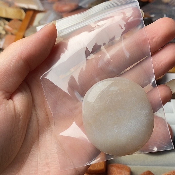 逆***薇硅化珊瑚未镶嵌颈饰