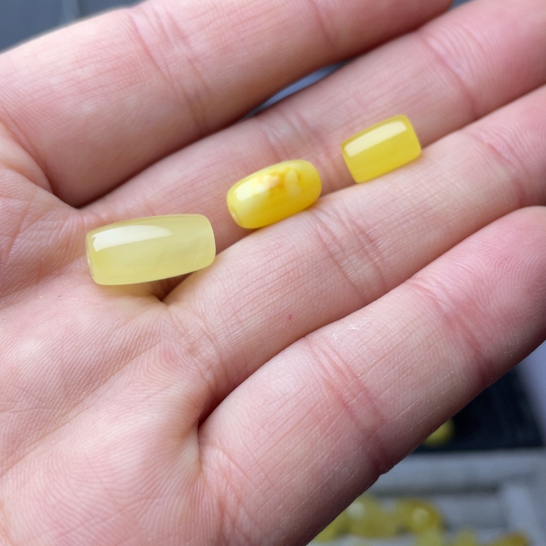 虞***）蜜蜡未镶嵌裸石桶珠3颗约6毫米多