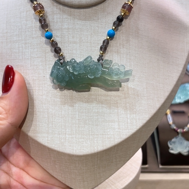 蛇纹石玉颈饰未镶嵌