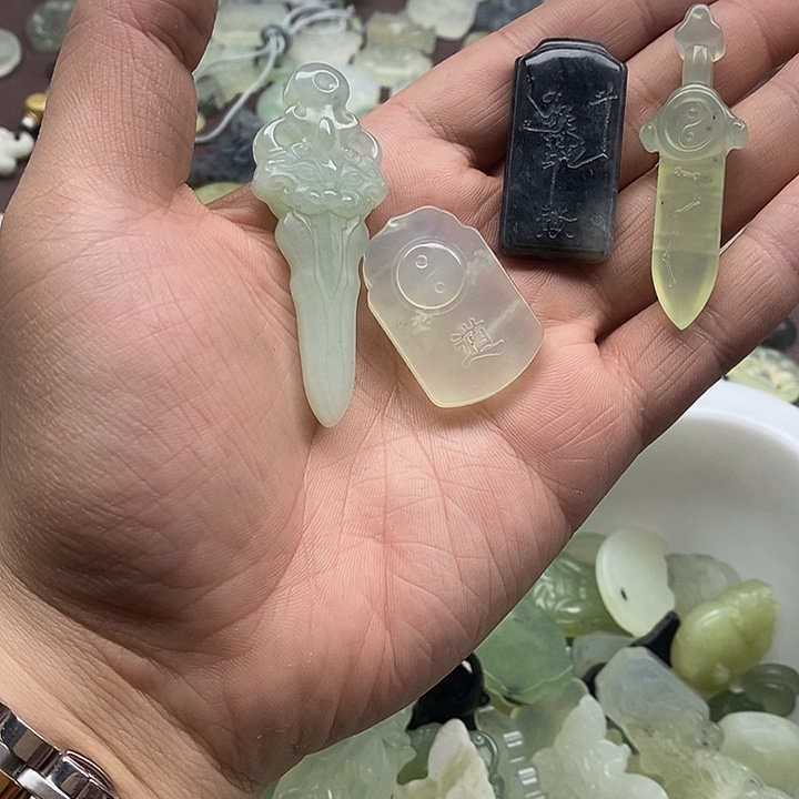 蛇纹石玉未镶嵌颈饰