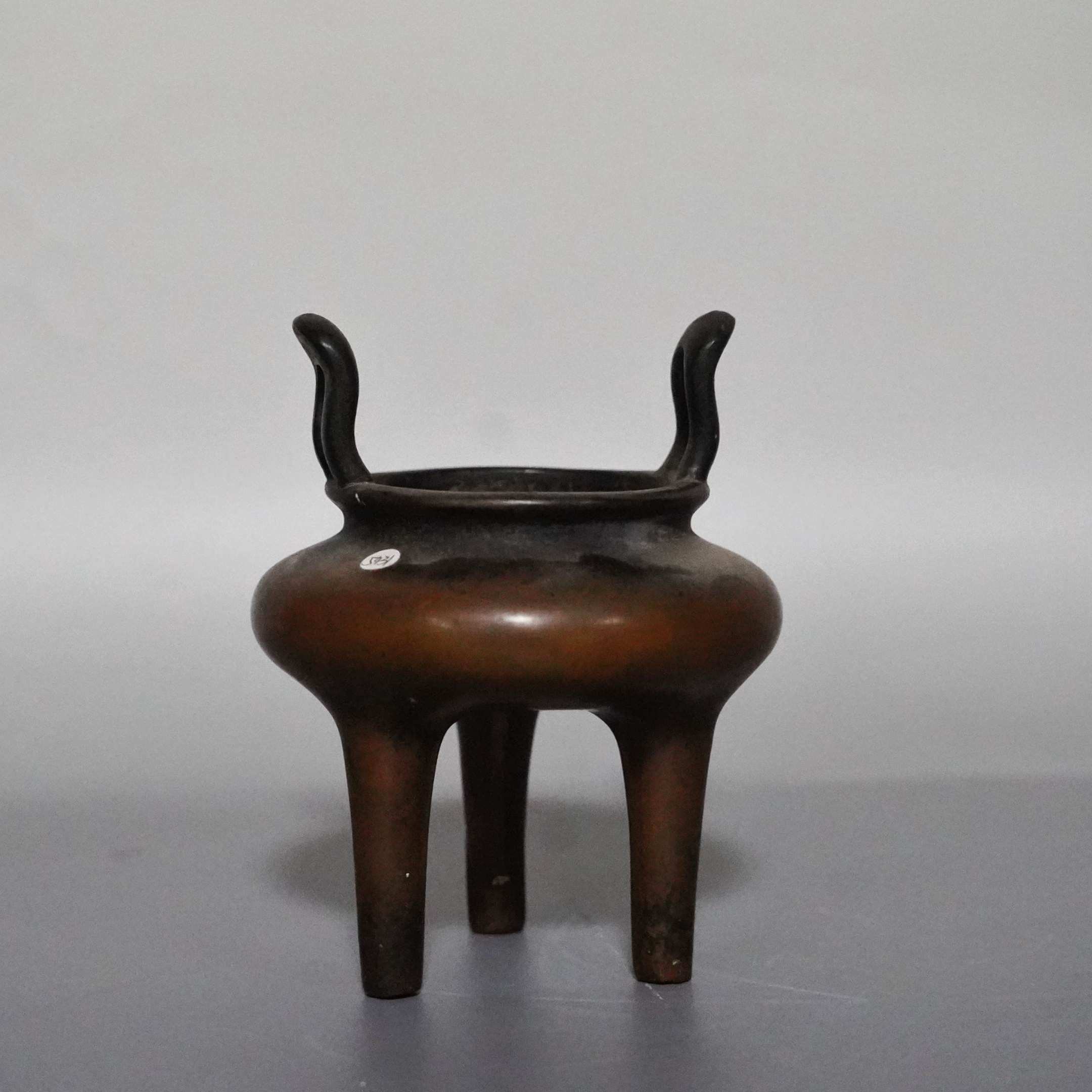 文华开物第16期拍品 12 清代 飘带耳三足铜香炉