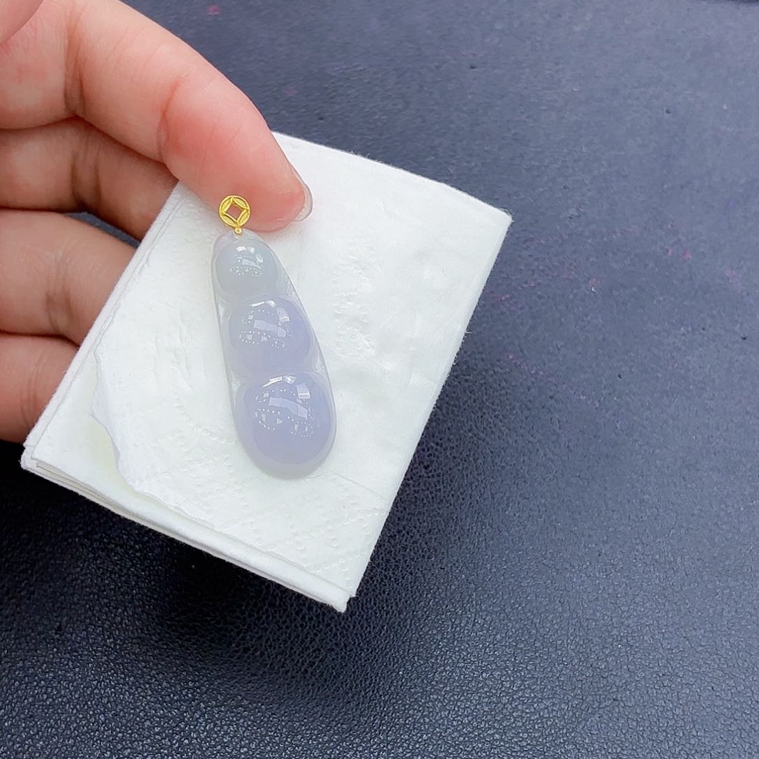 翡翠18K金镶嵌颈饰豆子吊坠