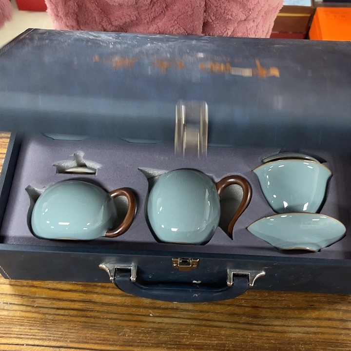 孤品茶具套装等。        