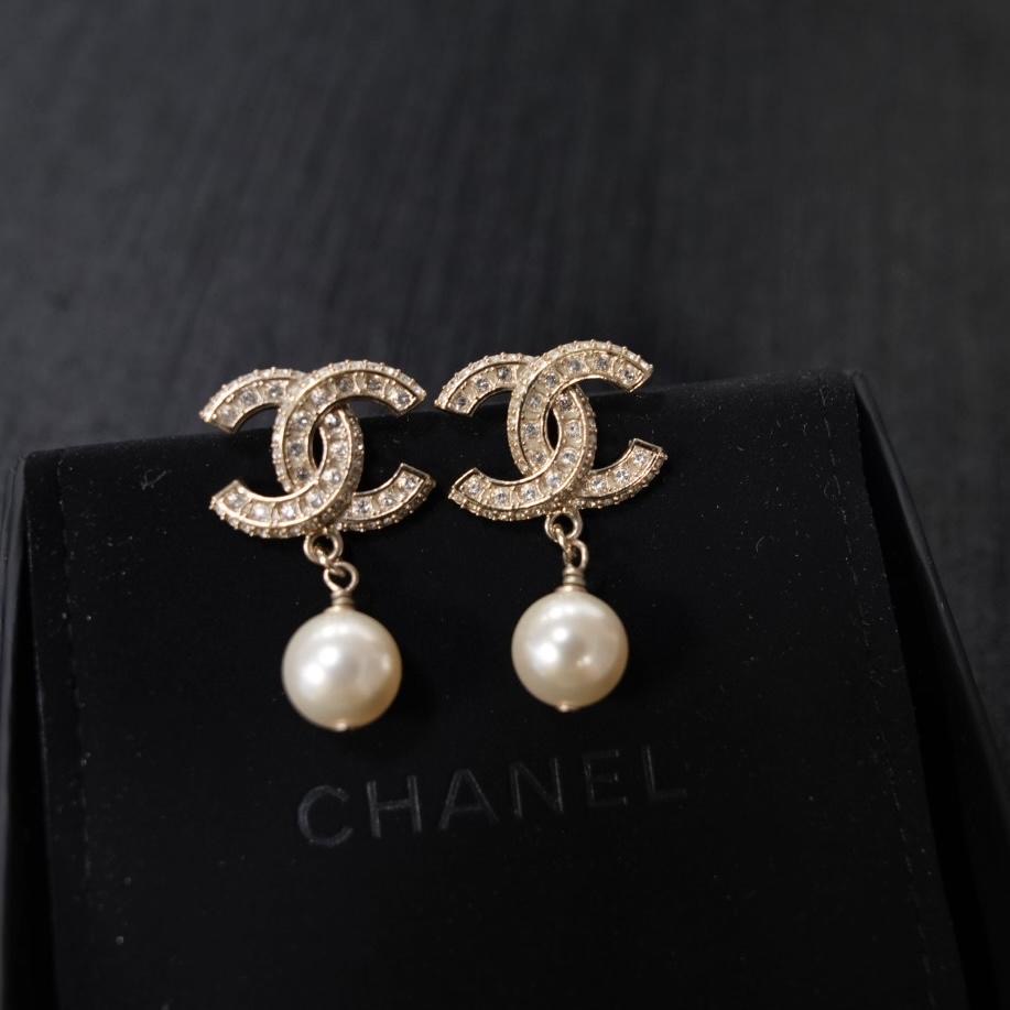 Chanel 满钻双C珍珠吊坠耳钉