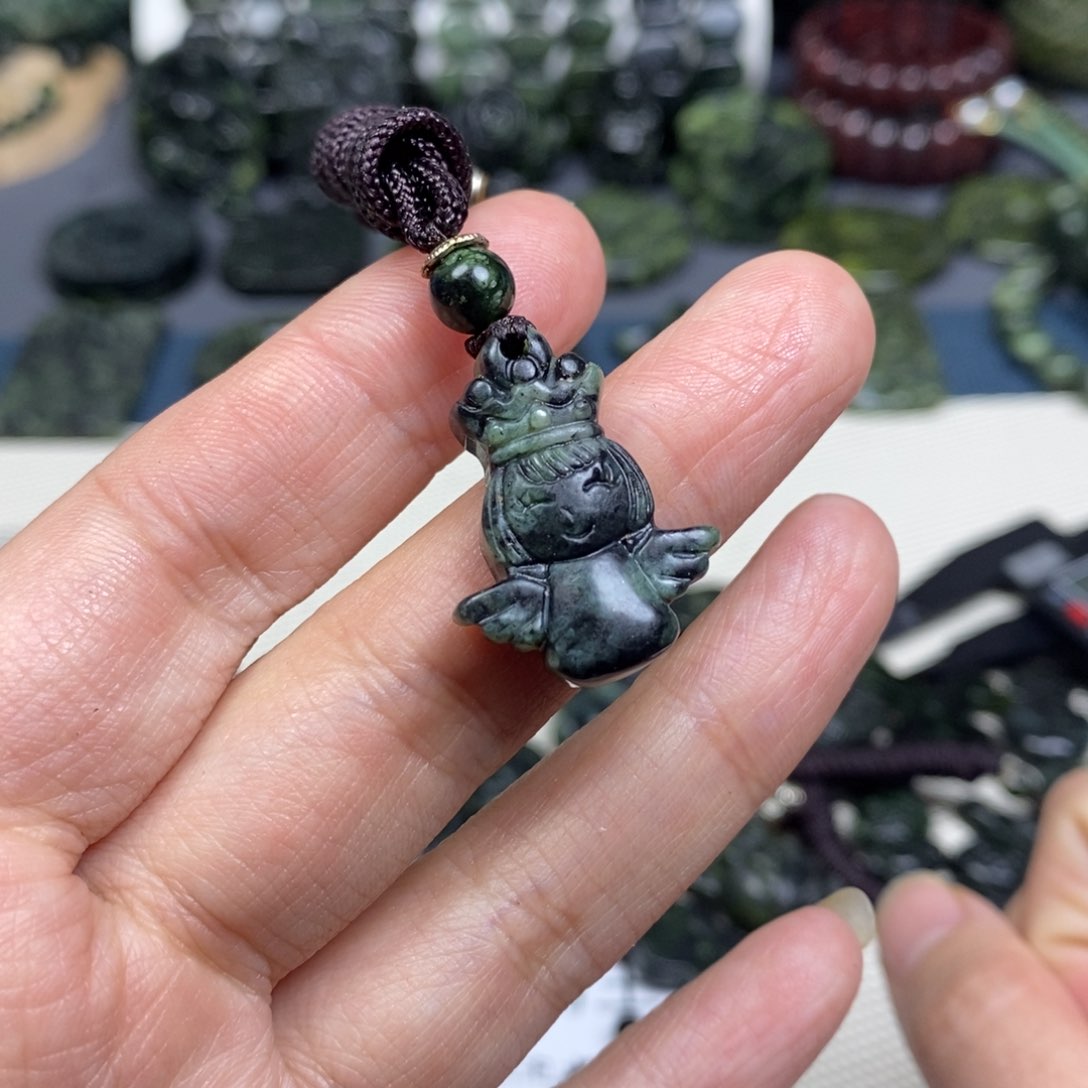 蛇纹石玉颈饰未镶嵌微瑕小天使