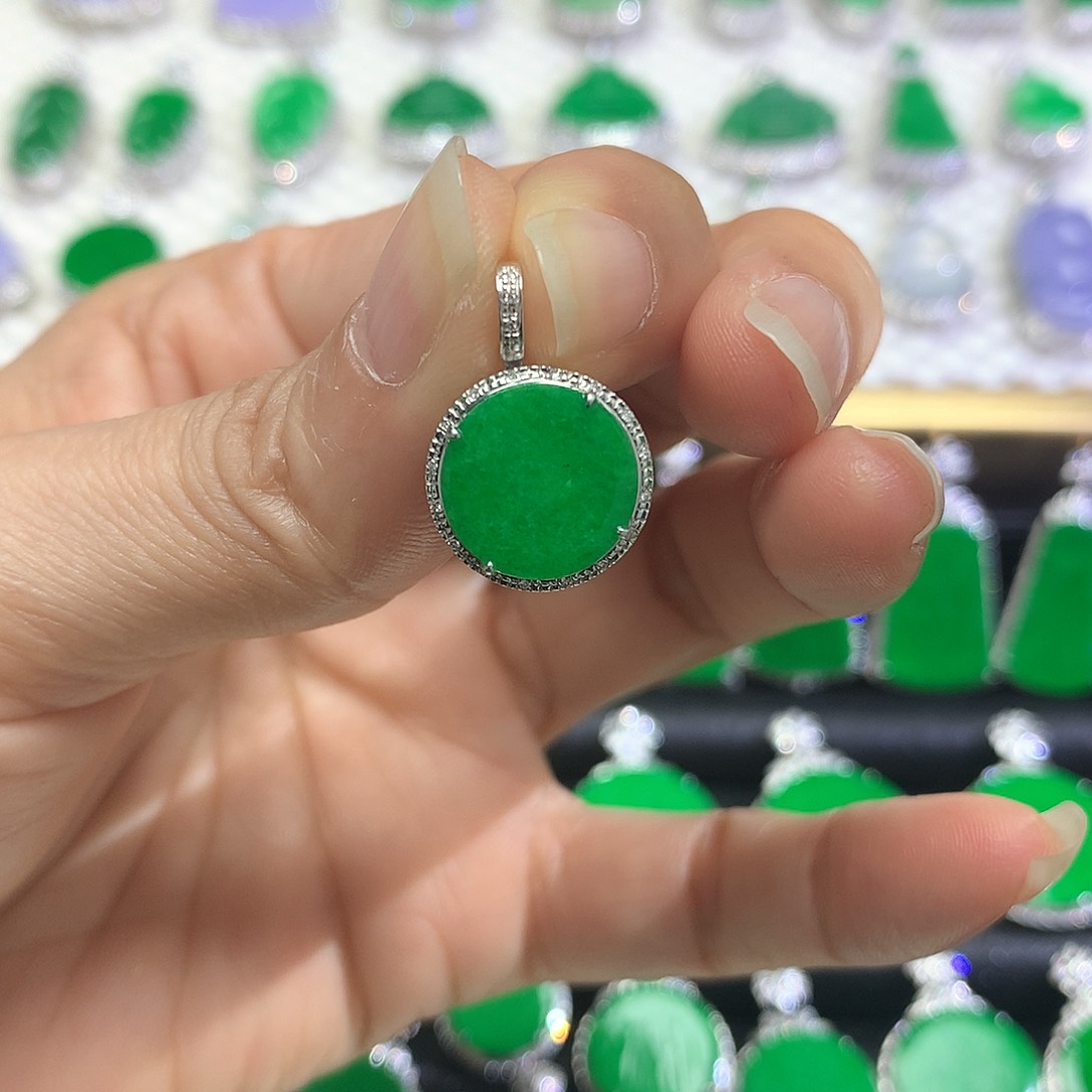 颈饰18K金镶嵌翡翠吊坠