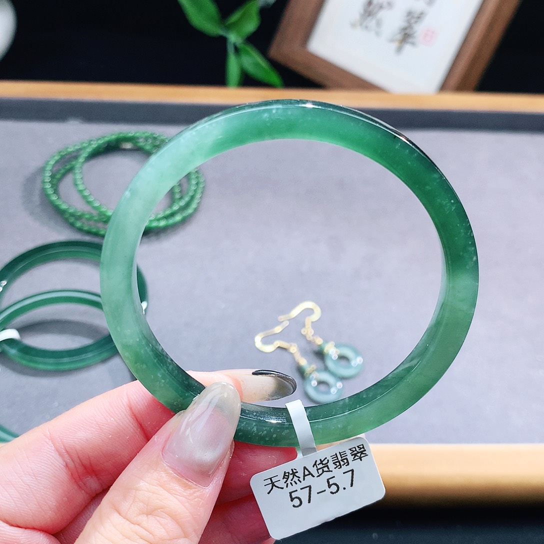 翡翠手镯（圆镯）未镶嵌