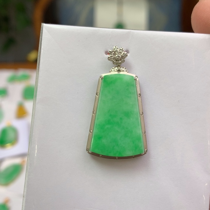 翡翠颈饰18K金镶嵌翡翠