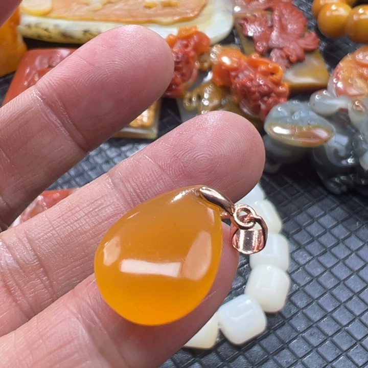 石英质玉（黄龙玉）颈饰未镶嵌